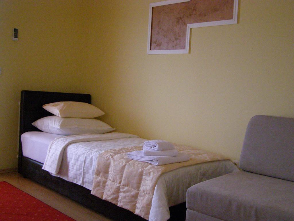 Hotel Arizona Sarajevo Lukavica Buitenkant foto