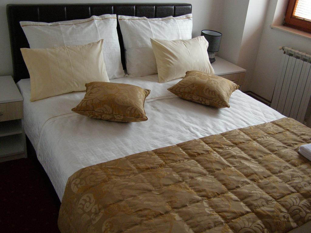 Hotel Arizona Sarajevo Lukavica Buitenkant foto