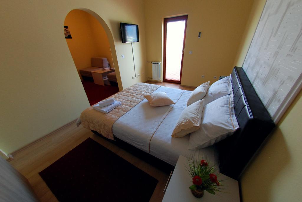 Hotel Arizona Sarajevo Lukavica Buitenkant foto