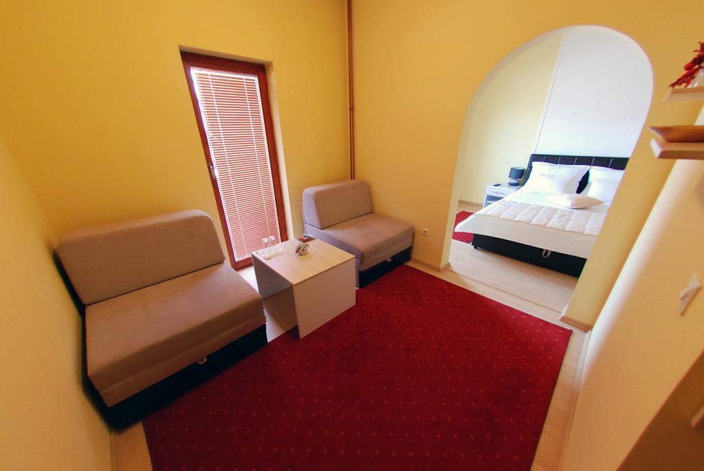 Hotel Arizona Sarajevo Lukavica Buitenkant foto