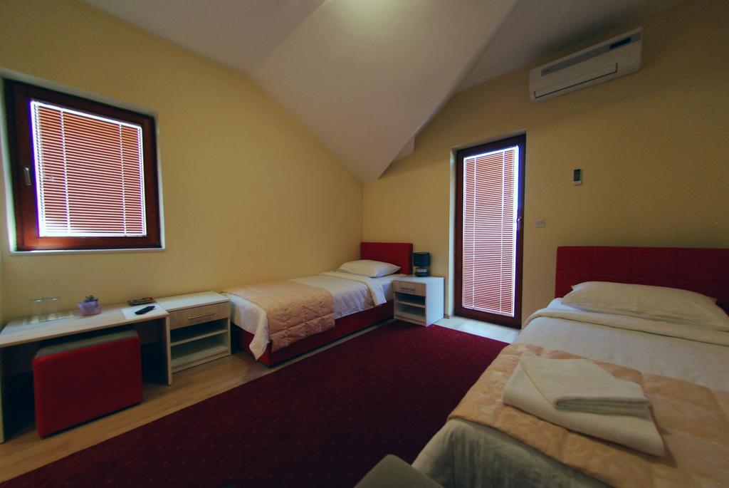 Hotel Arizona Sarajevo Lukavica Buitenkant foto